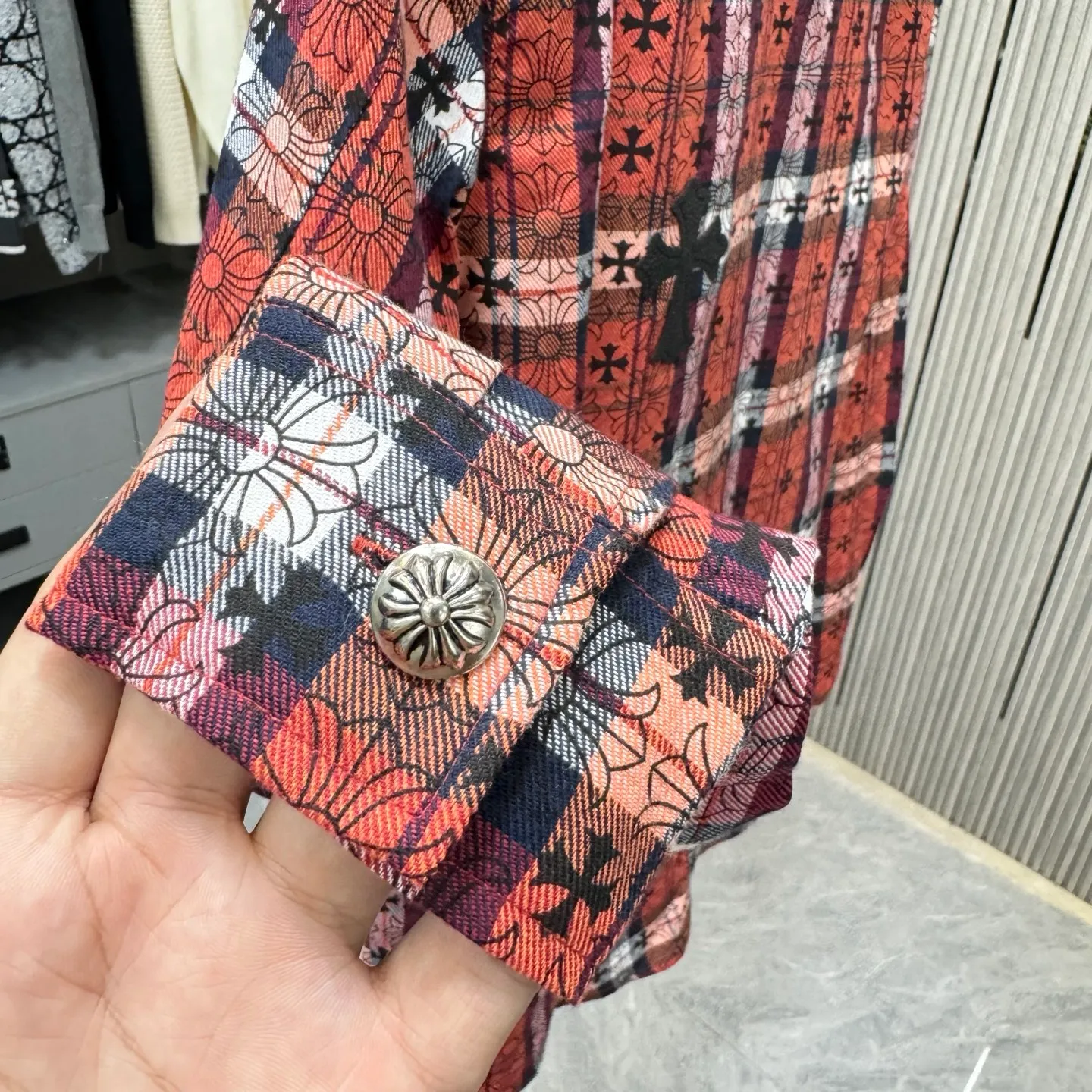 🅿️290 new arrival🆕 CH Crow Heart Horseshoe printing technology with hardware fasteners | Mid-length shirt jacket with lapel, horseshoe logo woven; letter logo buttons, the upper body effect is straight and stylish; cuff buttons are all cross buttons, and the inside is hemmed; noteworthy details are closed, the square mark on the hem must be a three-line motorcycle, not a flat machine sewing. A single piece is overweight. This quality is only available in red. Color: picture color. Size: S-xxl.